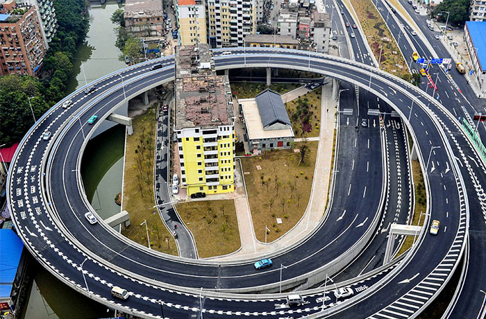 在廣州，當局由於三家不會開發，所以要在這個地段建一條環形公路