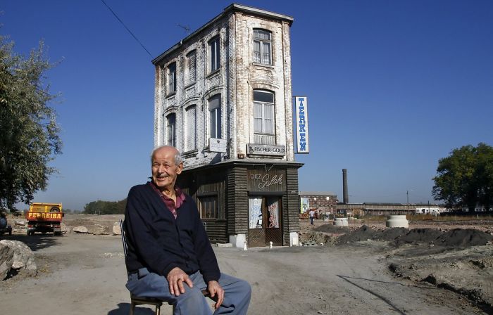 雖然他是法國北部剛剛成為魯貝舊鄰居的唯一常設建築，但在過去的46年裡，Salah Oudjani拒絕出售他曾經工作的咖啡館