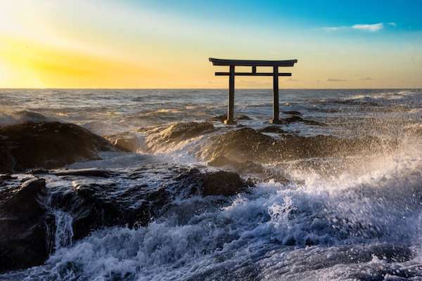 日本摄影师在海边鸟居狂拍数千张 终於拍出「水墨意境」的奇迹一枚