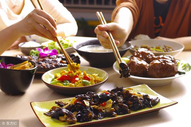 離婚三年,嶽母突然過來給我做飯,剛吃一口我含淚說:走!