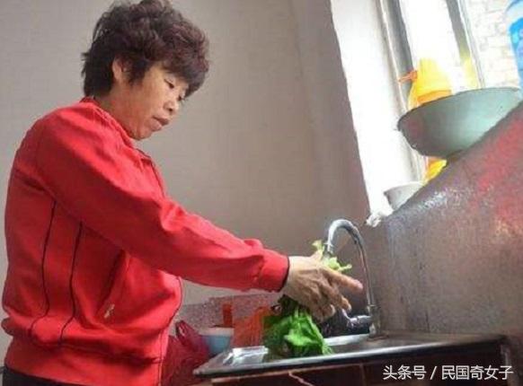 吃完鄉下婆婆做的早餐後,媳婦馬上吐了,結果卻造成了致命的誤會