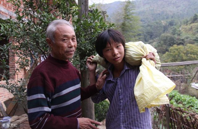 父母早逝啞巴叔叔將我帶大,婚禮那天他拿【這樣東西】來祝賀,我讓保安把他帶出去!