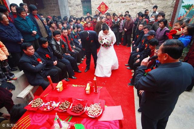 父母早逝啞巴叔叔將我帶大,婚禮那天他拿【這樣東西】來祝賀,我讓保安把他帶出去!