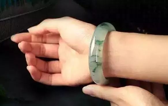 左手戴玉,右手戴银?女性戴玉的规矩,不是迷信!