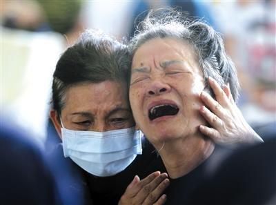 有錢接外婆上城享福,鄰居都說我不孝,我回家直接跟老公提離婚!