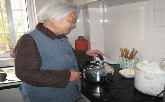 嫌棄鄉下婆婆住進家裡來,下班後去了趟廚房,我整個人癱坐在地!