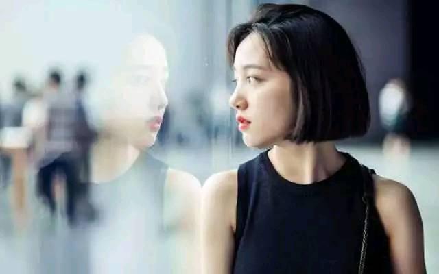 我端給婆婆一碗排骨湯,妯娌搶去喝了,半小時後我笑著撥打120