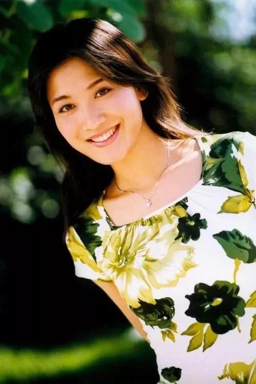 41歲最美女演員患癌去世，撇下2歲兒子，陳道明在她葬禮放聲大哭