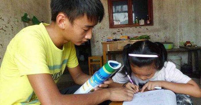 13歲哥哥幫7歲妹妹開個家長會，老師質問他原因，在場的家長聽了都流淚滿面...