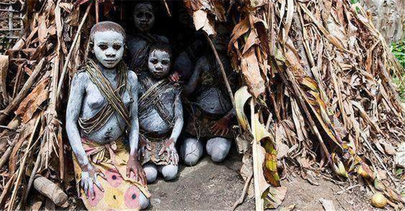 这个古老的非洲神秘原始部落,8岁就生孩子,吃蚂蚁过活