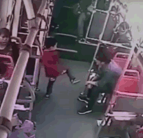 7歲男孩公交上用腳踢男子 男子猛摔小孩並狂踩其頭部