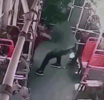 7歲男孩公交上用腳踢男子 男子猛摔小孩並狂踩其頭部