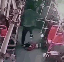 7歲男孩公交上用腳踢男子 男子猛摔小孩並狂踩其頭部