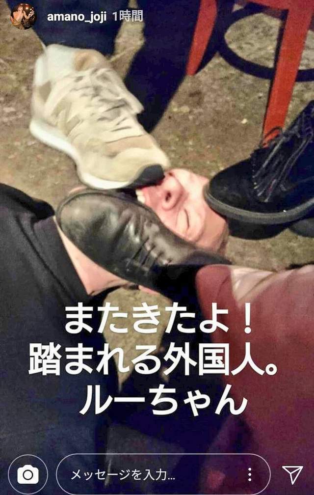 涩谷街头惊见「下跪被踩在脚底的外国人」让网友全看傻!