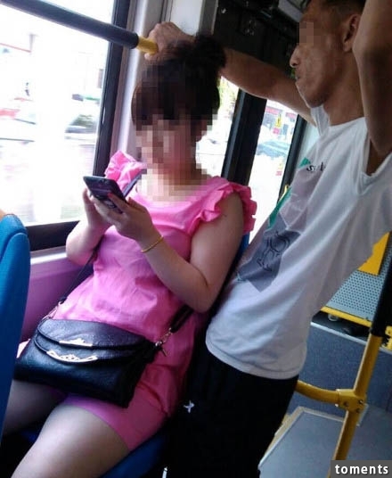 有個男仔在公車上一直偷看身旁女子的手機螢幕,看著看著…最後竟然嚇到臉色發青閃一邊去!