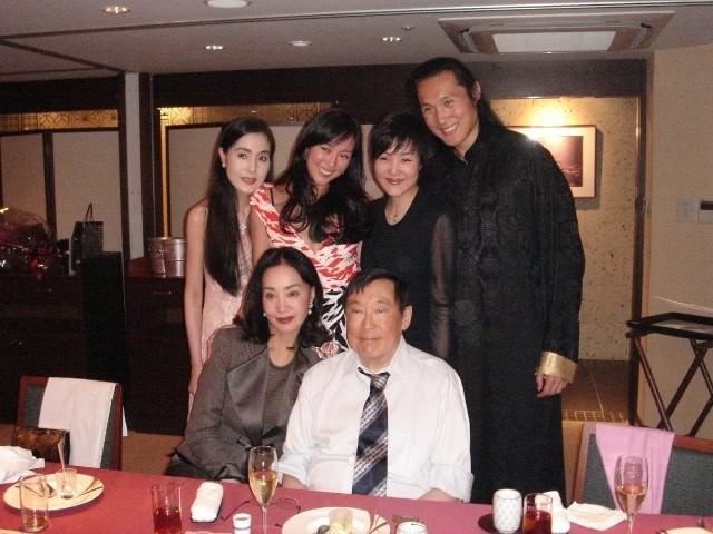 其中与红颜知己谭玉梅的恋情众人皆知,更与程秀丽育有一对私生子女