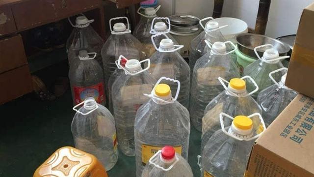 空油桶千萬別扔,中間裁一刀,掛在陽台太棒啦,家家戶戶用得到