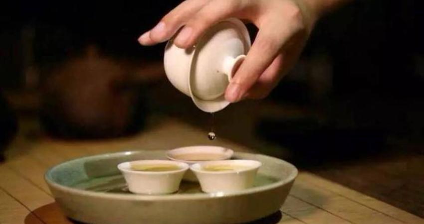 敬茶之道,接受他人奉茶要敲桌三下是什意思