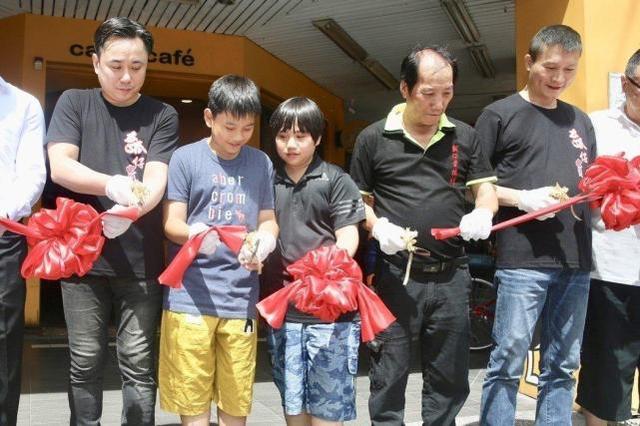 天才童星子承父業紅極一時,如今上初中變矮胖身高不及小學生