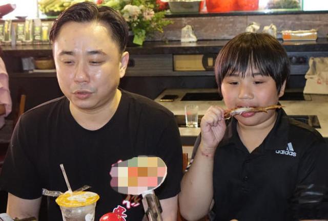 天才童星子承父業紅極一時,如今上初中變矮胖身高不及小學生