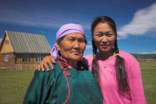 原來真正的「蒙古女人」長這樣！她們從樸素村姑進化成…「美到爆」的模樣讓男人都搶著移民！