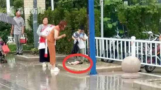 15歲女兒路邊產女 母親把嬰兒扔路邊:不能要這孩子