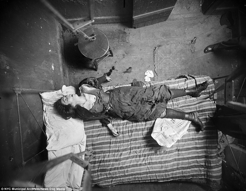 纽约警方首次释出「当年被禁止公开」的凶杀案现场照片,看似电影场景