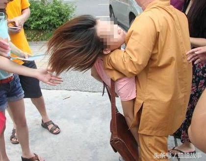 昏迷女子被和尚抱上車,路人看到及時阻止,他的話讓眾人自愧不如