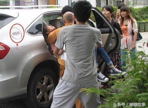 昏迷女子被和尚抱上車,路人看到及時阻止,他的話讓眾人自愧不如