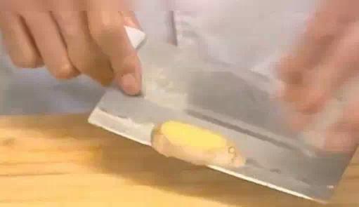這一物放肚臍上 活血祛濕,體重少15斤,連便秘都快治好了