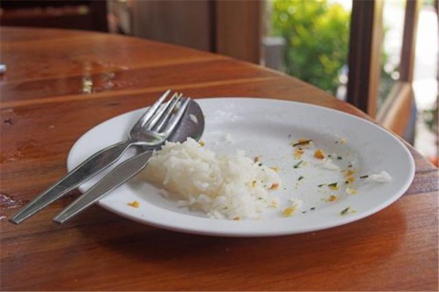 我生病請假休息,婆婆說沒買菜做飯,我打開冰箱後決定送她回家