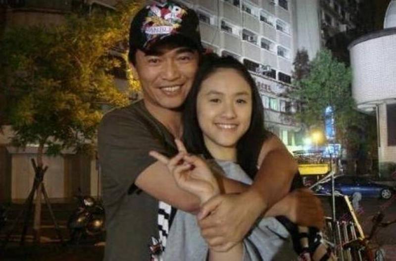吴宗宪又搂又抱亲吻27岁女儿,手还放在了那里