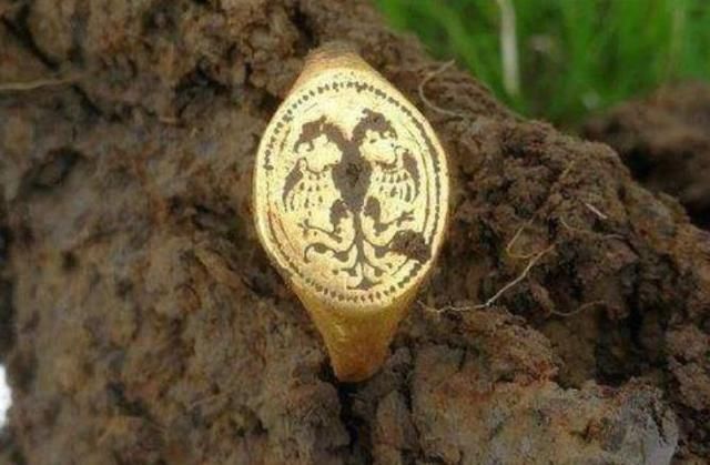 工人在田裡工作,意外挖出400年前金戒指,沒有一個博物館敢要