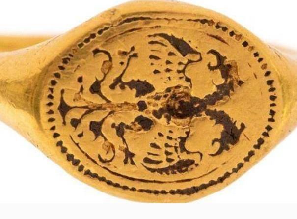 工人在田裡工作,意外挖出400年前金戒指,沒有一個博物館敢要