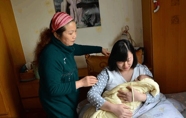我懷孕嫂子來當保姆, 來後家裡少了五百塊, 翻開沙髮嫂子低下了頭