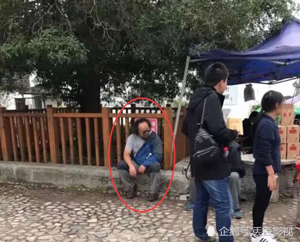 49歲竇唯現身古村落被偶遇,坐石階上顯落寞,頭髮毛躁不敢認