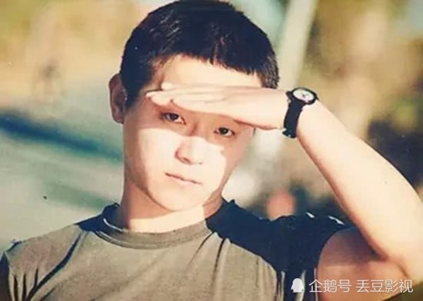 49歲竇唯現身古村落被偶遇,坐石階上顯落寞,頭髮毛躁不敢認 第10張