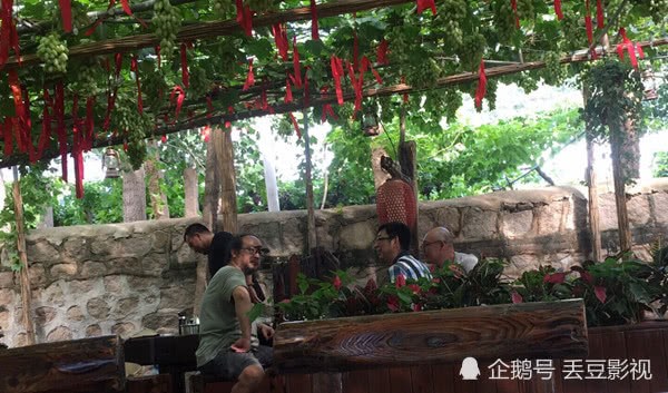 49歲竇唯現身古村落被偶遇,坐石階上顯落寞,頭髮毛躁不敢認 第3張
