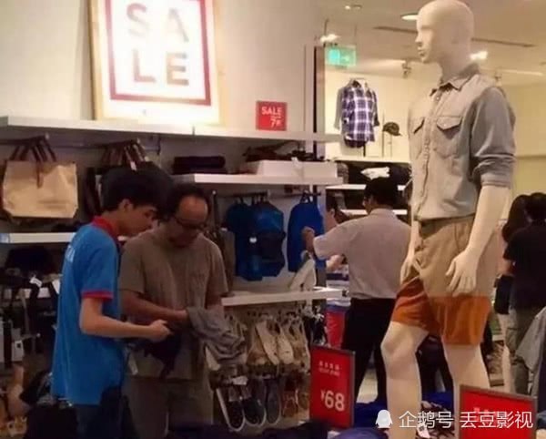 49歲竇唯現身古村落被偶遇,坐石階上顯落寞,頭髮毛躁不敢認 第5張
