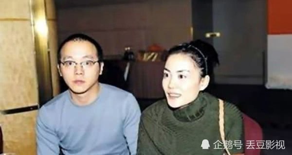 49歲竇唯現身古村落被偶遇,坐石階上顯落寞,頭髮毛躁不敢認 第7張
