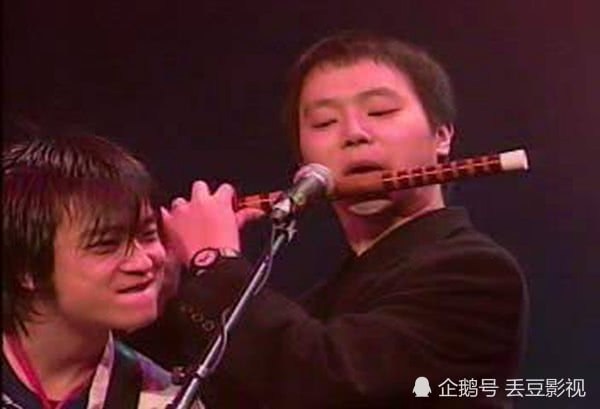 49歲竇唯現身古村落被偶遇,坐石階上顯落寞,頭髮毛躁不敢認 第8張