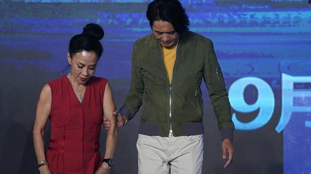 周潤發攜妻子出席發布會大秀恩愛,網友:看到發哥的樣子好想哭