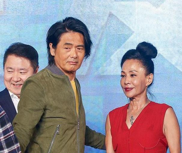 周潤發攜妻子出席發布會大秀恩愛,網友:看到發哥的樣子好想哭