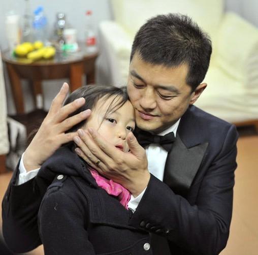 李亞鵬曬閨女李嫣最新正面照,經過3次治療她嘴唇已無手術痕跡!