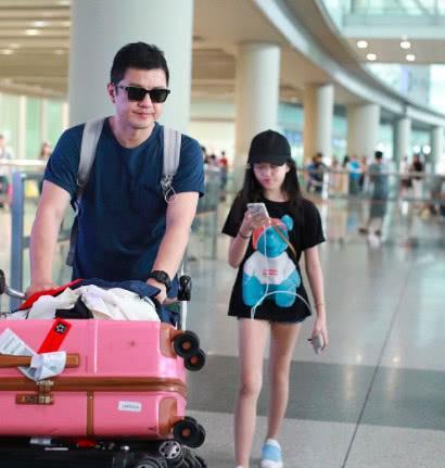 李亞鵬曬閨女李嫣最新正面照,經過3次治療她嘴唇已無手術痕跡!