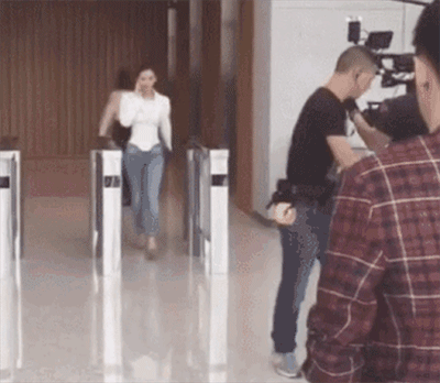 angelababy可能没有想到,其实走路也是需要演技的