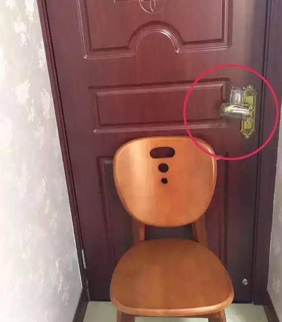 出差住酒店時,記得睡覺前拿2個杯子放在門把上!