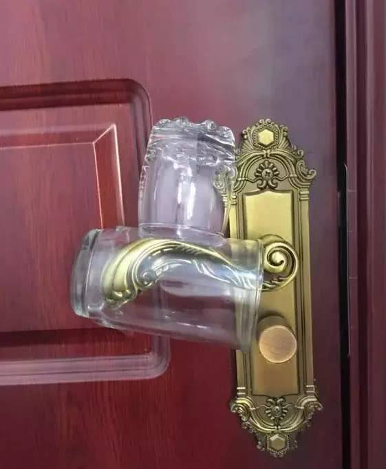 出差住酒店時,記得睡覺前拿2個杯子放在門把上!