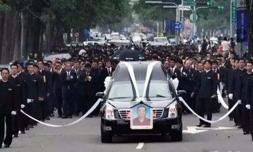 世界第一黑帮老大去世,90000马仔送行,追悼会出动200000警察维持次序
