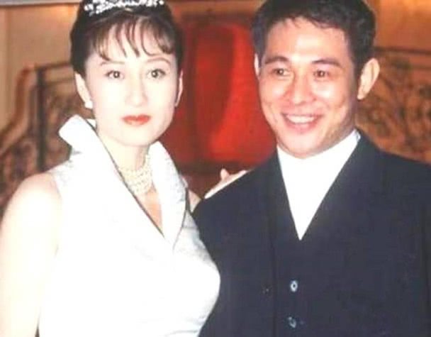 嫁李连杰19年,利智拥20亿身家,和女儿长住新加坡低调生活!